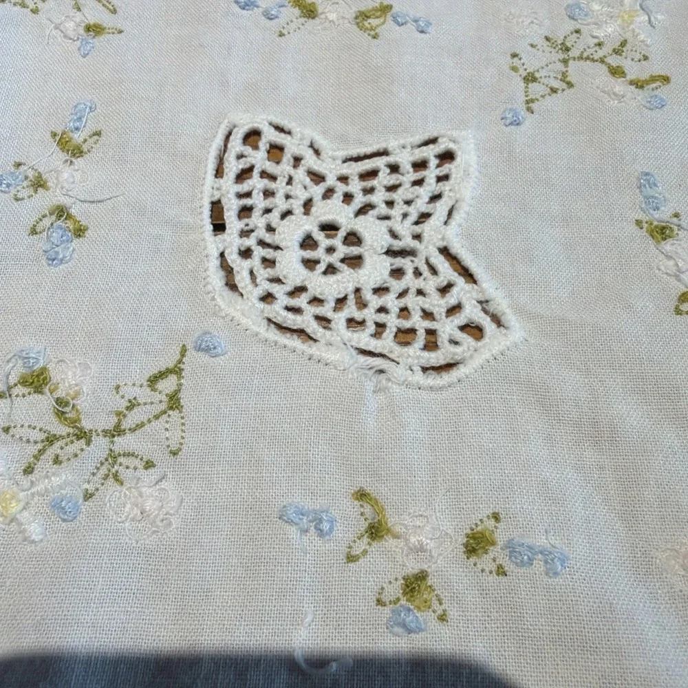 Vtg Hand Embroidered Small Linen Tablecloth Whie & Blue Flowers 31